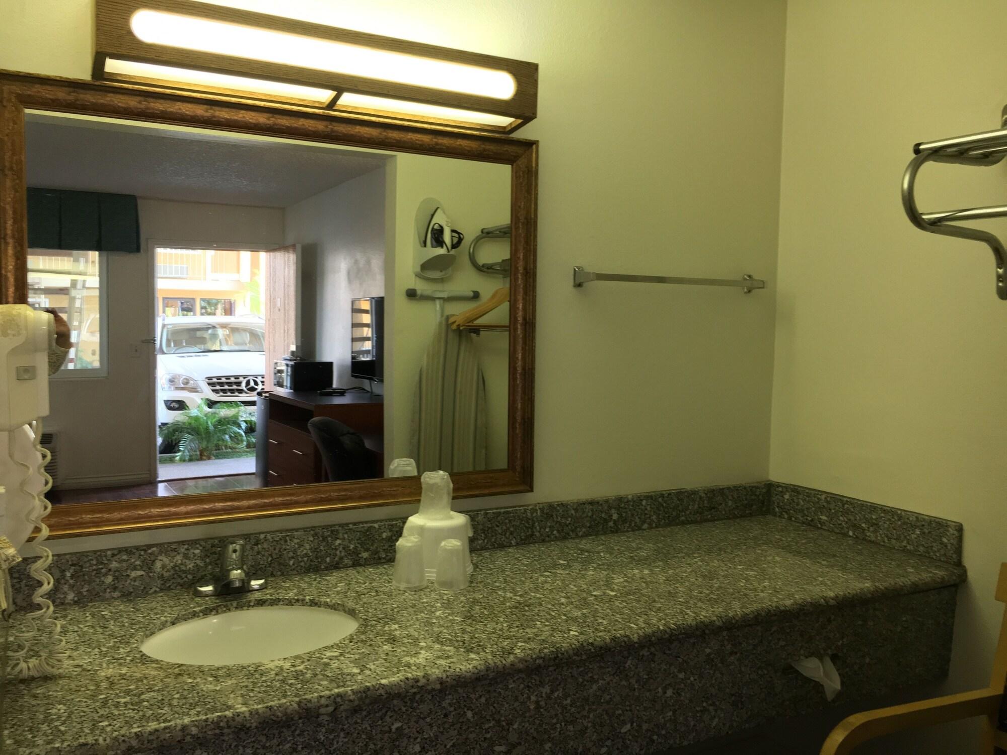Riverside Inn & Suites Ngoại thất bức ảnh