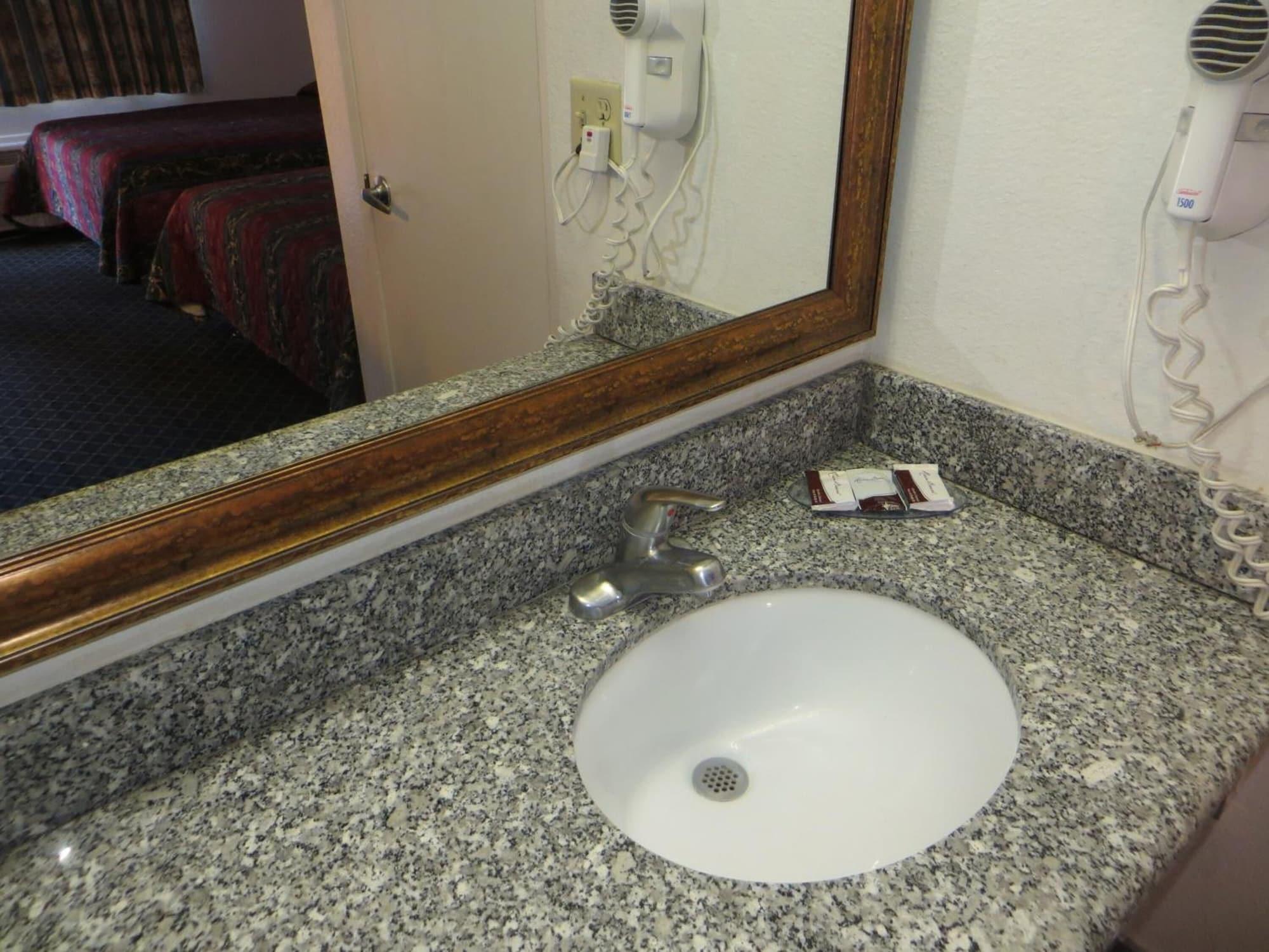 Riverside Inn & Suites Ngoại thất bức ảnh