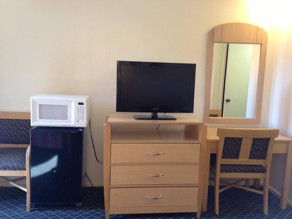Riverside Inn & Suites Ngoại thất bức ảnh