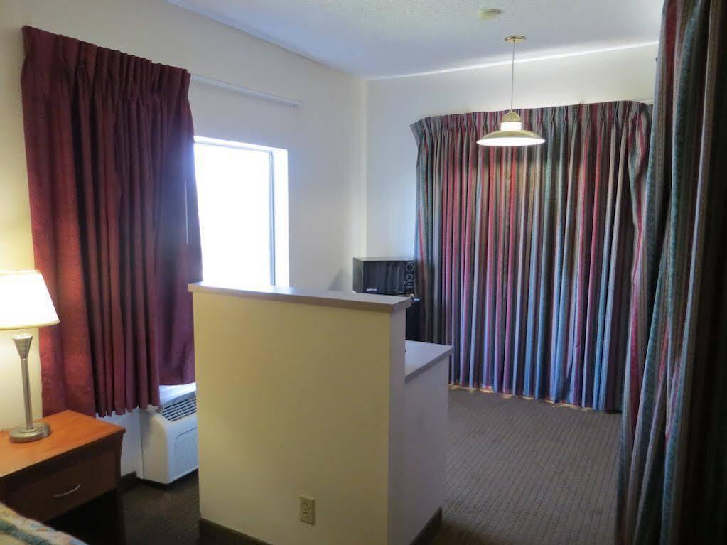 Riverside Inn & Suites Ngoại thất bức ảnh