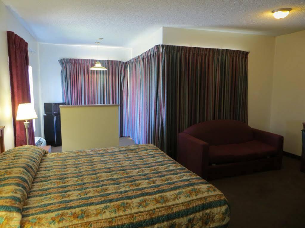 Riverside Inn & Suites Ngoại thất bức ảnh